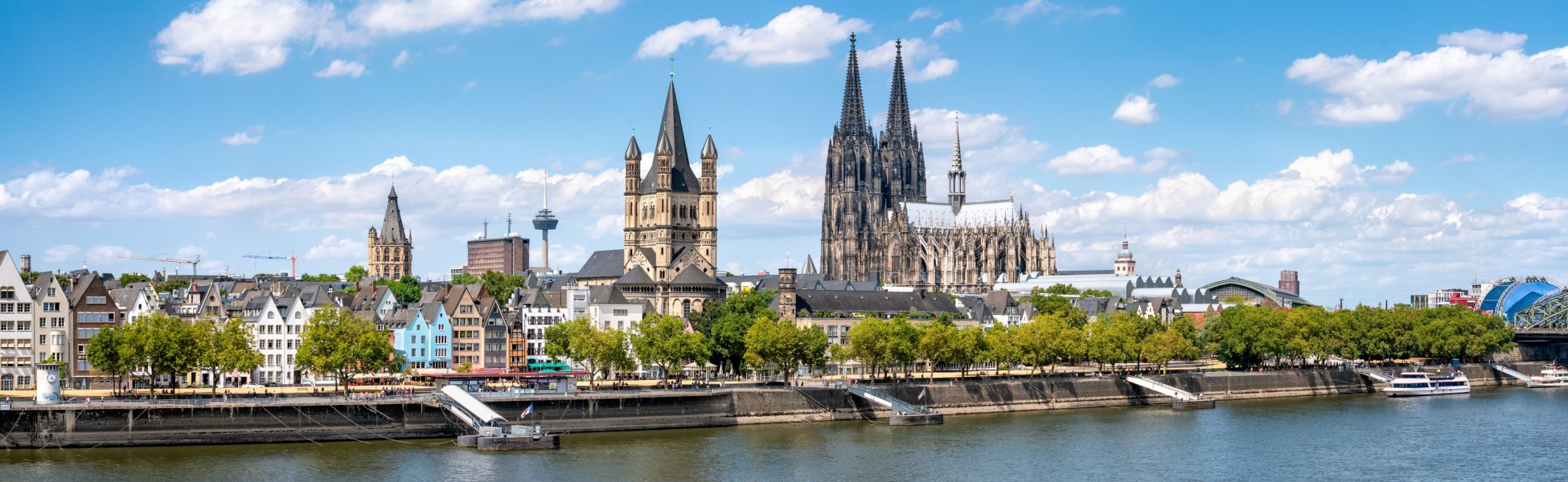 Blick über den Rhein auf den Kölner Dom