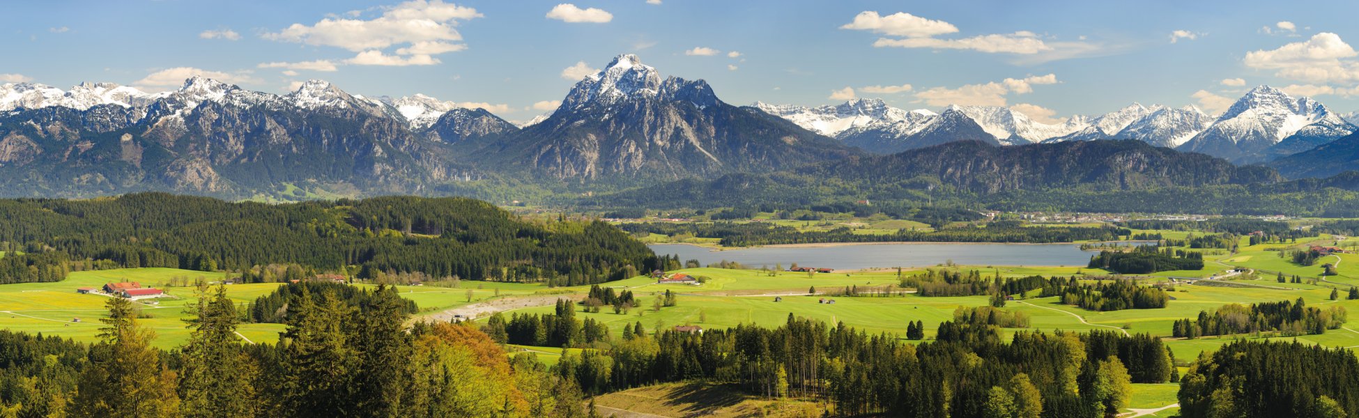 Panoramalandschaft mit Hopfensee mit Berg Säuling vor Füssen