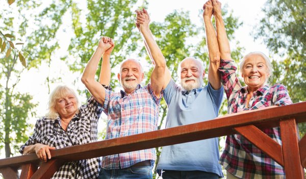 Gruppe Senioren im Sommerurlaub