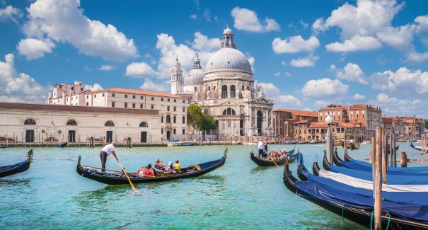 Gondeln auf dem Canal Grande